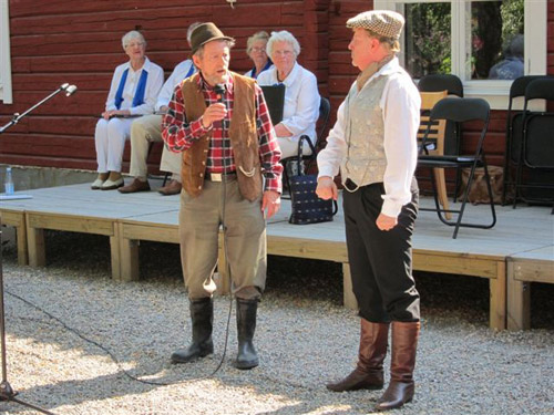 Här spelas pjäsen Möte med patron, ett teaterstycke som bygger på självbigrafiska texter av Jan Fridegård dramatiserade av Therese Söderberg.
From spelas av Stig O Persson och patron av Janeric Södergran på Wallinska gården den 6 juni 2011.